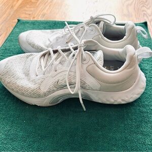 Nike Women's Renew TR 11 running shoes Size 8, gray and white